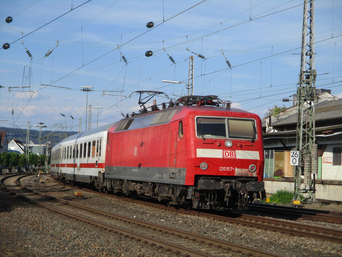 Am 29.7.2018 konnte ich die 120 157-3 mit einem IC in Schorndorf Fotografieren 