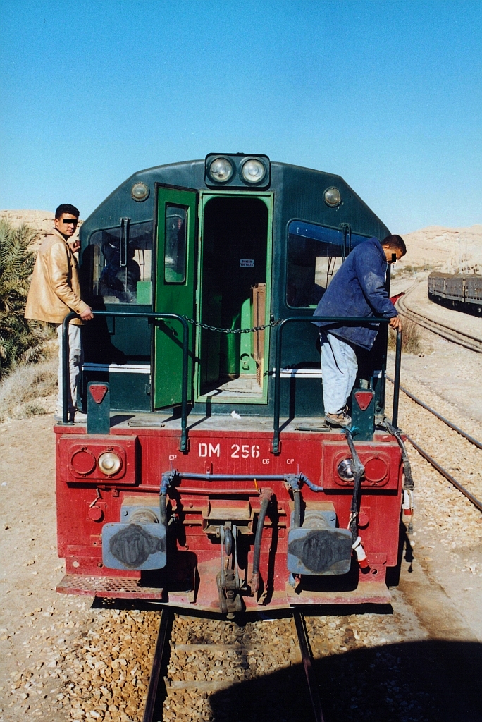 Am 29.Dezember 2001 befuhr der Touristenzuges  Lézard Rouge  (französisch Rote Eidechse) die Strecke Metlaoui - Selja. Das Bild zeigt die 040-DM-256 (Bo'Bo', de, Hersteller: GE, Type: U10B, Fab.Nr.: 43929, Baujahr 1982) nach dem Abkuppeln vom Wagensatz. (Fotoscan)