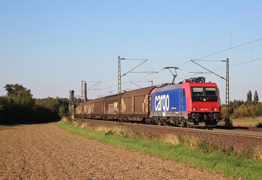 Am 2.Oktober 2013 war SBBC/RDX 482 041 mit H-Wagen bei Elze(Han) auf dem Weg Richtung Sden.