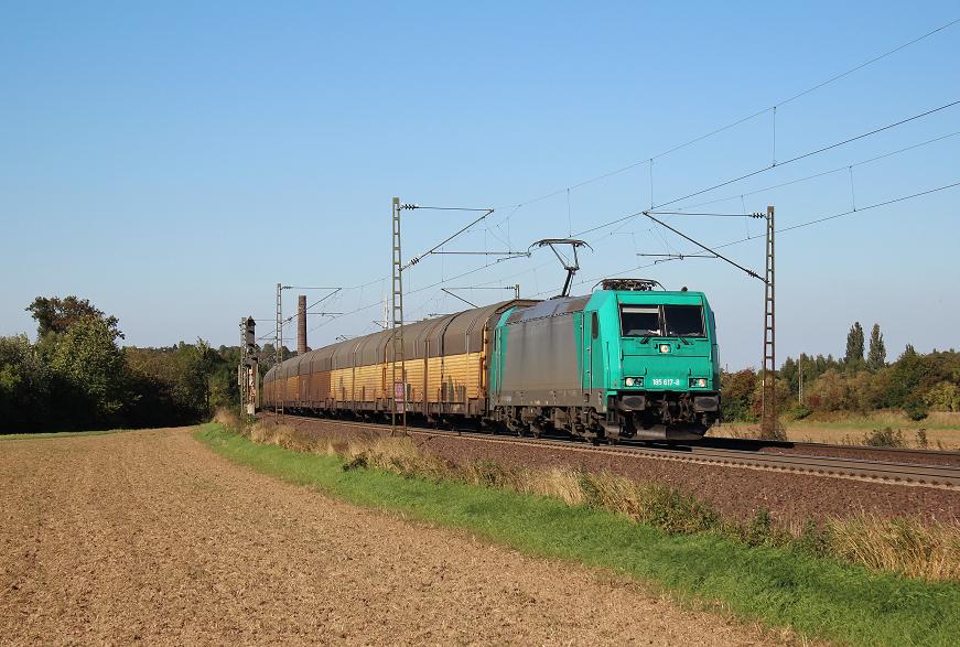 Am 2.Oktober 2013 war TXLA 185 617 mit einem Altmann-Zug bei Elze(Han) auf dem Weg Richtung S�den.