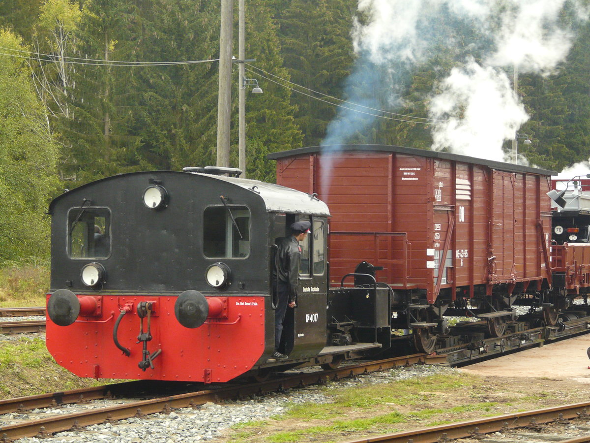 Am 3. und 4. Oktober 2009, fand in und um Schönheide das III. WCd-Schmalspurfestival 2009 statt. Ich besuchte es am Sonntag bei wenig vorteilhaftem Wetter. In Schönheide-Süd wurde der Spurwechsel demonstriert. Lok Kö 4017 schiebt den Regelspur-Güterwagen auf den schmalspurigen Rollwagen. Die Kleinlok wurde 1961 vom RAW Dessau an die DR ausgeliefert	und 1994 in Saalfeld ausgemustert. 2006 ging sie für den Förderverein Historische Westsächsische Eisenbahnen e. V., Carlsfeld an  Privat .