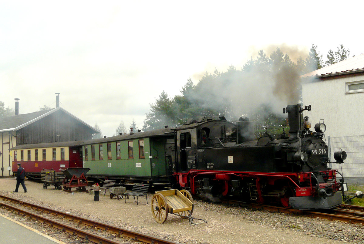 Am 3. und 4. Oktober 2009 fand in und um Schönheide das III. WCd-Schmalspurfestival statt. Ich besuchte es am Sonntag bei wenig vorteilhaftem Wetter. Dieser Zug pendelte zwischen Schönheide Mitte und Stützengrün.