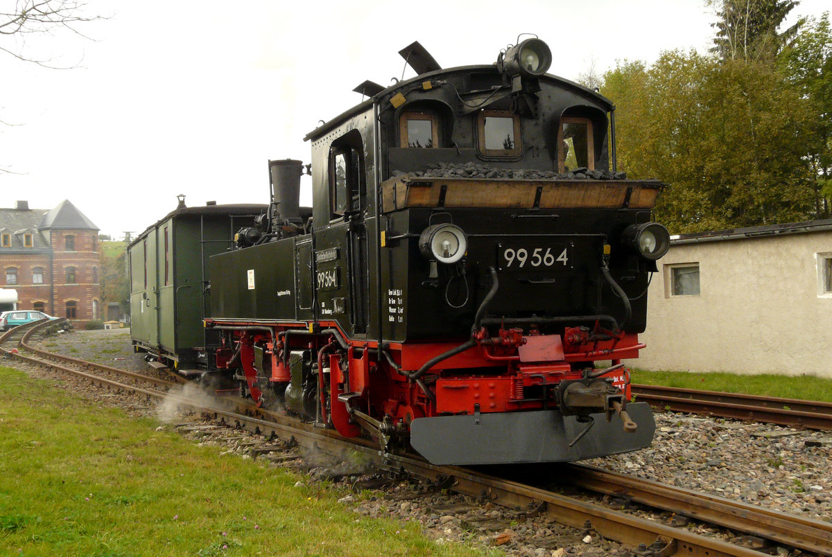 Am 3. und 4. Oktober 2009 fand in und um Schönheide das III. WCd-Schmalspurfestival statt. Ich besuchte es am Sonntag bei wenig vorteilhaftem Wetter. Die planmäßige Zugkreuzung in Neuheide. 