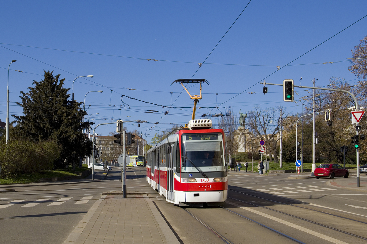 Am 3. April 2025 war K3R - N 1753 auf der Linie 5 im Einsatz. Hier ist der Wagen am Moravské náměstí am Weg in Richtung Štefánikova čtvrť zu sehen.