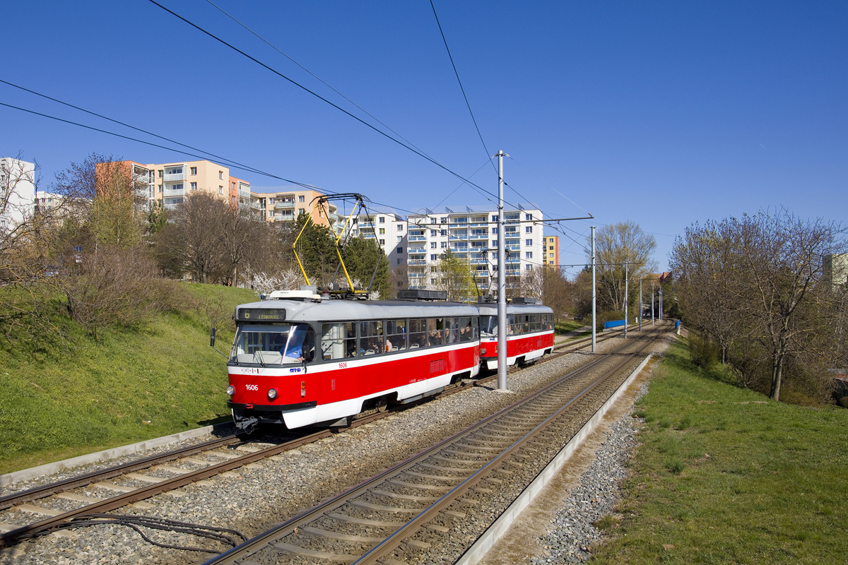 Am 3. April 2025 waren T3G 1606 + 1608 auf der Linie 6 unterwegs und sind hier zwischen den Jaltestellen Šmerova und Osová zu sehen.