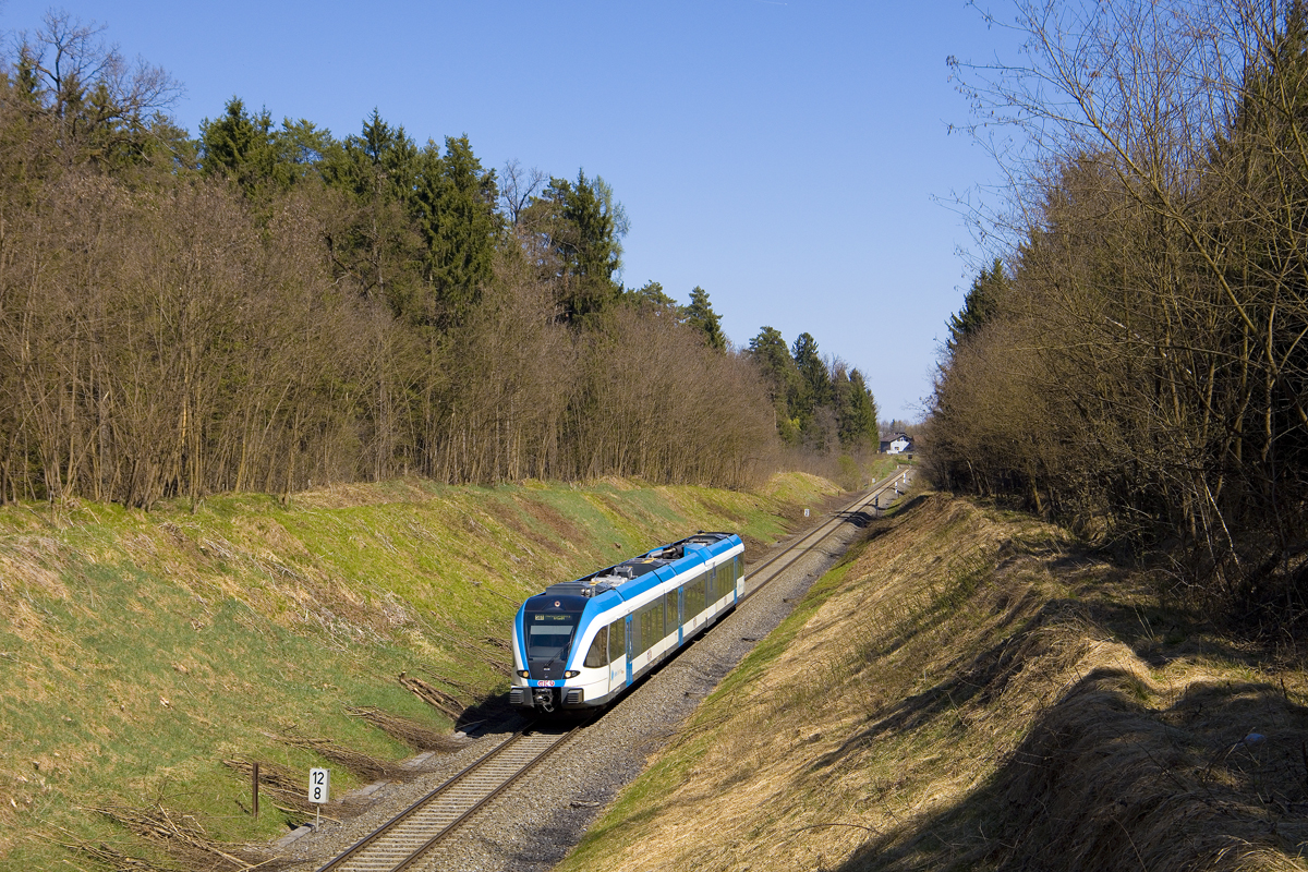Am 3. April 2026 war 5063 008 als S61 8541 von Graz Hbf. nach Deutschlandsberg Stadt unterwegs. Hier konnte der Zug im Kaiserwald bei Premst�tten - Tobelbad fotografiert werden. 
