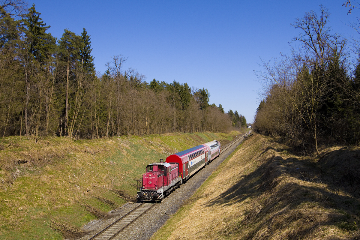 Am 3. April 2026 war die 1500.5 mit dem REX7 8451 von Graz nach K�flach unterwegs. Hier zu sehen im Kaiserwald n�chst Premst�tten - Tobelbad.