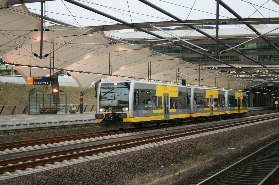 Am 3. Dezember 2008 konnte ich im Bahnhof Leipzig / Halle Flughafen diese interessante Fuhre der Burgenlandbahn ablichten.
Bei dem führenden Fahrzeug handelt es sich um 672 903.
