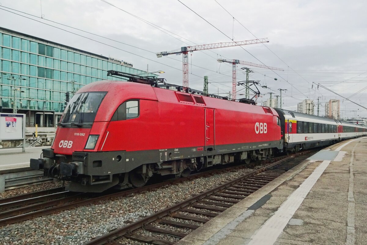 Am 3 Jänner 2020 verlässt 1116 092 schiebend Stuttgart Hbf mit einer IC nach Zürich HB.
