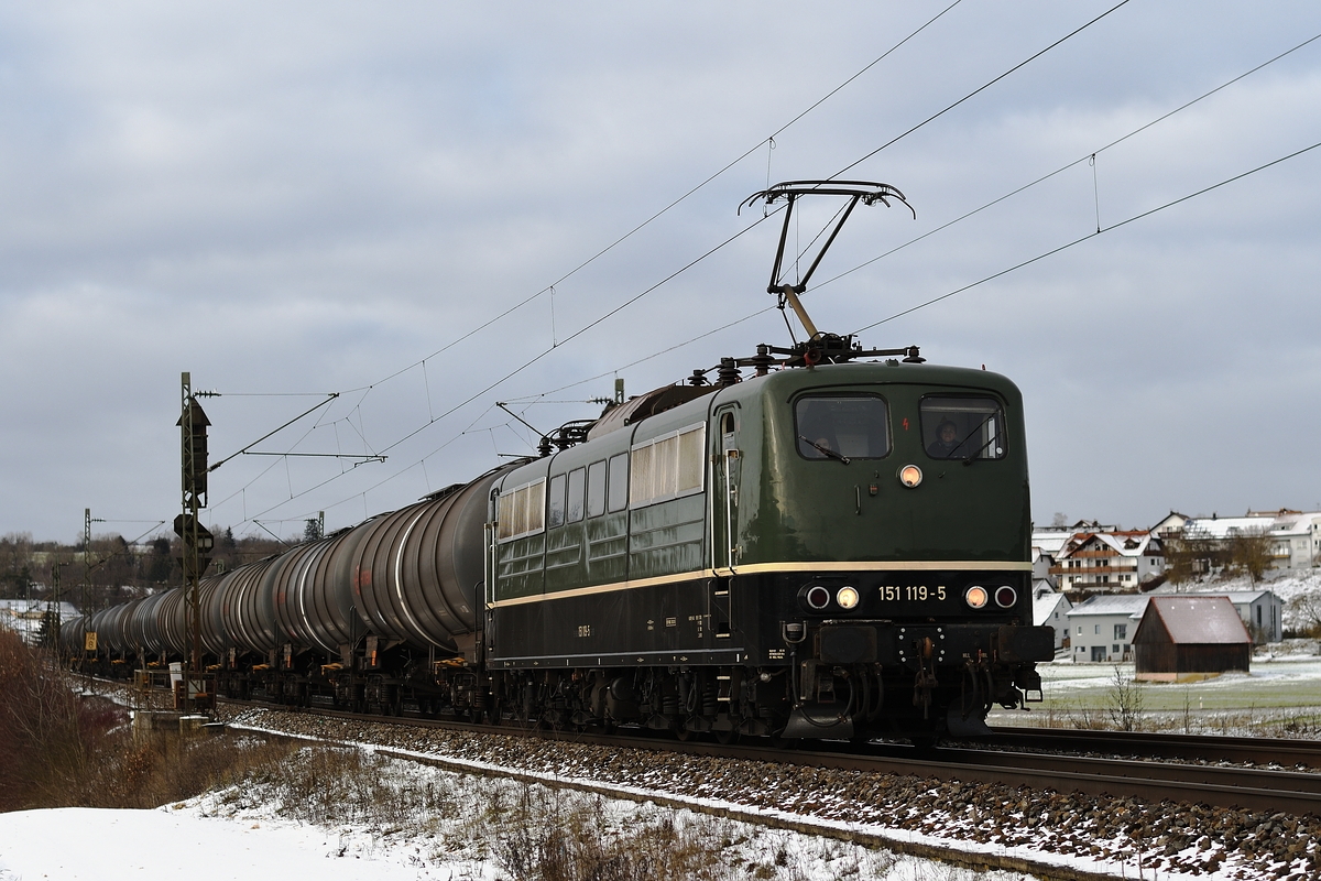 Am 3. Januar 2019 zieht 151 119 von BayernBahn einen Kesselzug über die Filstalbahn, aufgenommen bei Westerstetten.