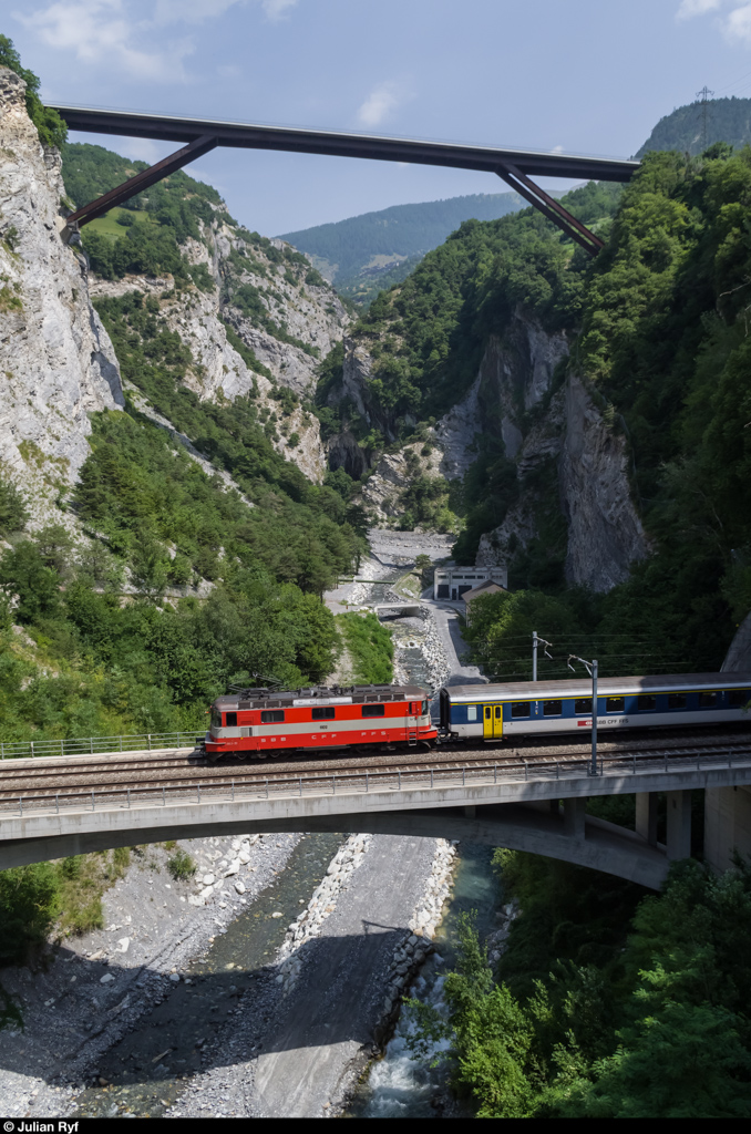 Am 3. Juli 2015 schiebt die Re 4/4 II 11108, eine der letzten zwei verbliebenen Re 4/4 II in Swiss-Express-Lackierung einen EW I Pendelzug über die Dalabrücke zwischen Leuk und Salgesch in Richtung Brig.