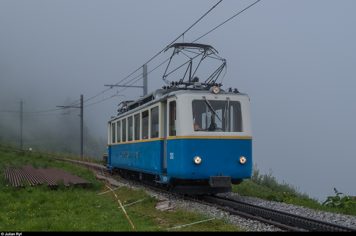Am 3. Juli 2016 fand der Rochers-de-Naye-Lauf statt, weshalb die MGN diverse Verstärkerzüge einsetzte. Da der Bhe 4/8 305 derzeit in der Werkstätte in Chernex weilt, kamen alle drei noch vorhandenen Bhe 2/4 zum Einsatz. Hier ist der Bhe 2/4 203 zwischen La Perche und Jaman in einem kurzen nebligen Abschnitt auf Talfahrt.