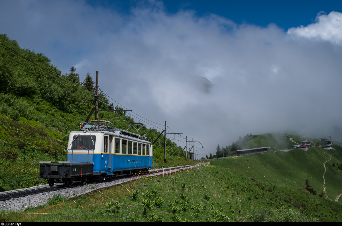 Am 3. Juli 2016 fand der Rochers-de-Naye-Lauf statt, weshalb die MGN diverse Verstärkerzüge einsetzte. Da der Bhe 4/8 305 derzeit in der Werkstätte in Chernex weilt, kamen alle drei noch vorhandenen Bhe 2/4 zum Einsatz. Der Bhe 2/4 203 fährt hier zwischen Jaman und La Perche Richtung Gipfel.