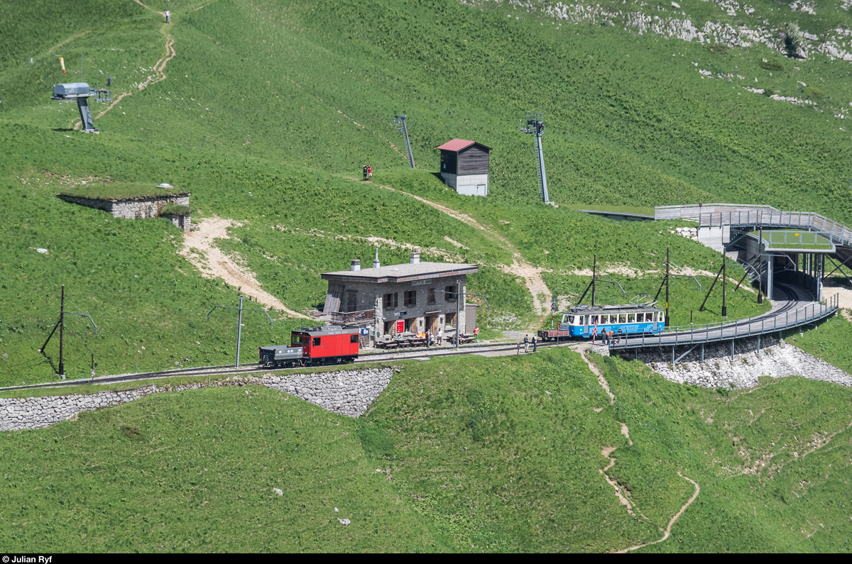 Am 3. Juli 2016 fand der Rochers-de-Naye-Lauf statt, weshalb die MGN diverse Verstärkerzüge einsetzte. Da der Bhe 4/8 305 derzeit in der Werkstätte in Chernex weilt, kamen alle drei noch vorhandenen Bhe 2/4 zum Einsatz. Der Bhe 2/4 207 auf Talfahrt kreuzt in der Station Jaman die dort abgestellte Hem 2/2 12, welche am Morgen das Gepäck der Läufer auf den Gipfel gebracht hat.