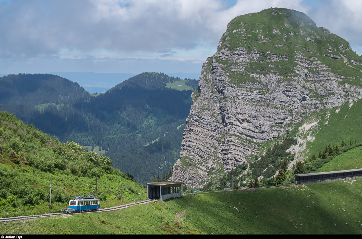 Am 3. Juli 2016 fand der Rochers-de-Naye-Lauf statt, weshalb die MGN diverse Verstärkerzüge einsetzte. Da der Bhe 4/8 305 derzeit in der Werkstätte in Chernex weilt, kamen alle drei noch vorhandenen Bhe 2/4 zum Einsatz. Der Bhe 2/4 204 befindet sich zwischen Jaman und La Perche auf Bergfahrt. Im Hintergrund ist der an diesem Sonntag stark besuchte Dent de Jaman zu sehen.
