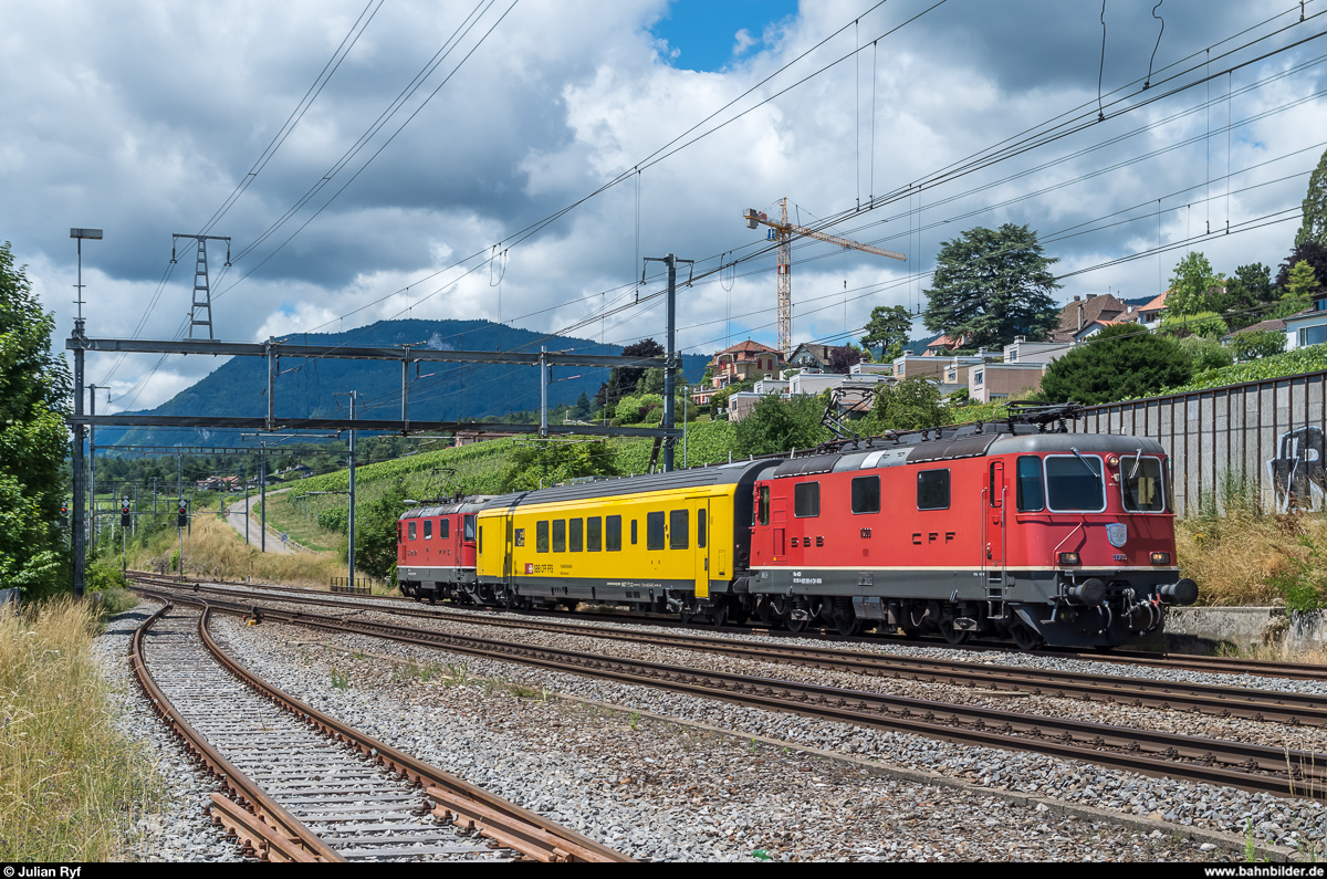 Am 3. Juli 2017 machte ich einen Ausflug nach Auvernier um den Novelis-Aluminiumzug mit Re 474 Werbelok abzulichten. Kurz nach meinem Eintreffen kam aber zuerst die Re 4/4 II 11300 zusammen mit dem Funkmesswagen und einer weiteren Re 4/4 II angefahren. Der Messzug wartete dann auf die Überholung durch den planmässigen ICN.