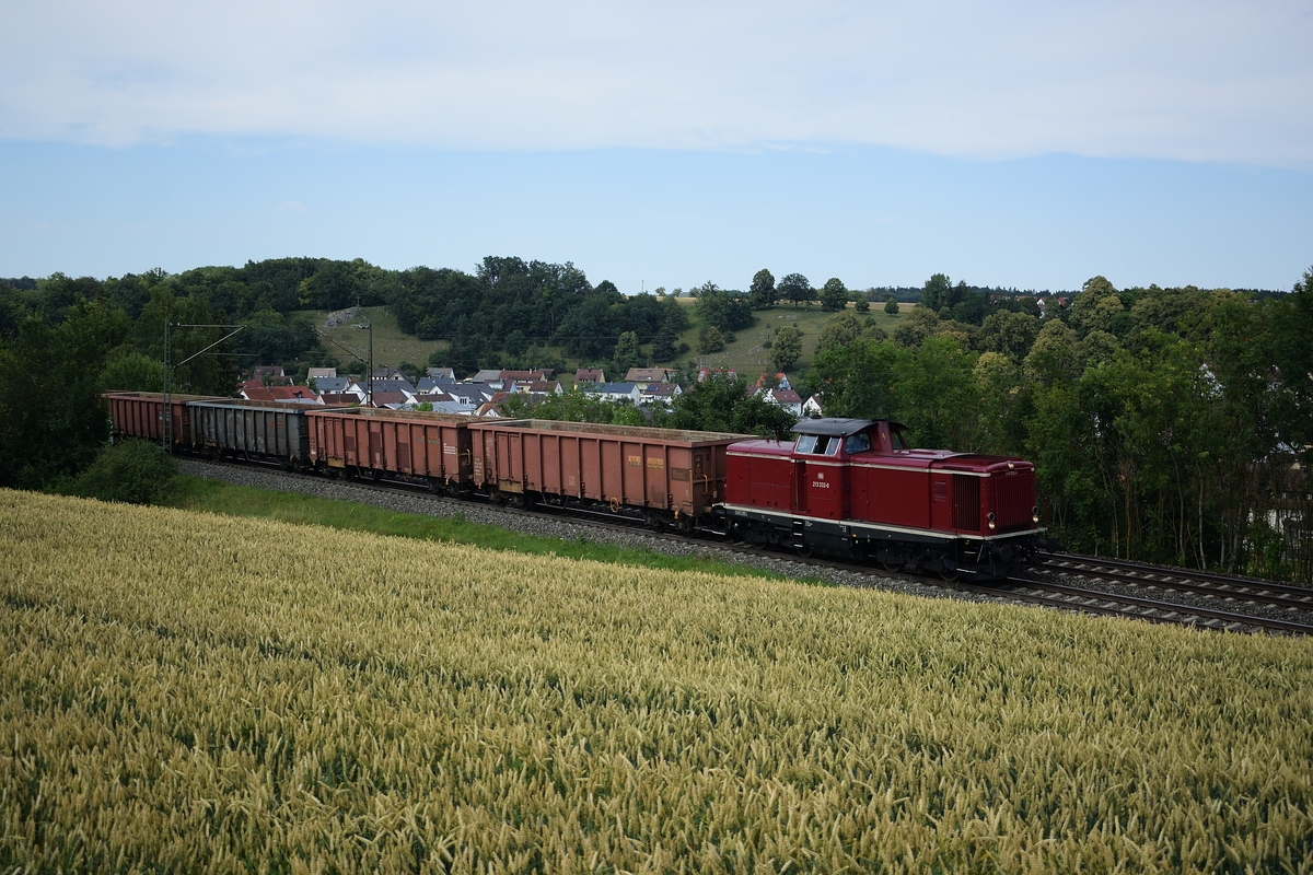 Am 3. Juli 2018 zieht 213 332 einen E-Wagen-Ganzzug durch Westerstetten Richtung Ulm.