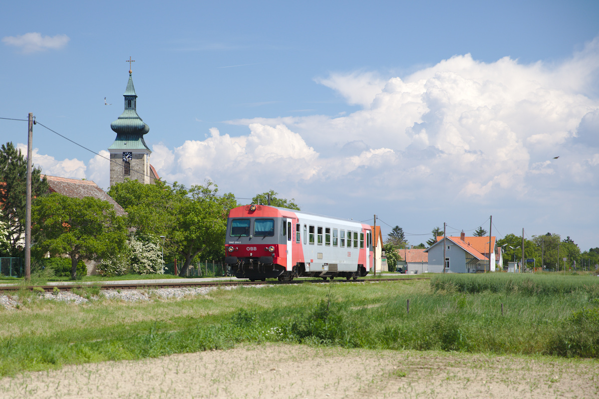 Am 3. Juni 2019 ist der 5047.014 gerade aus Pillichsdorf zum derzeitigen Steckenende in Obersdorf abgefahren.