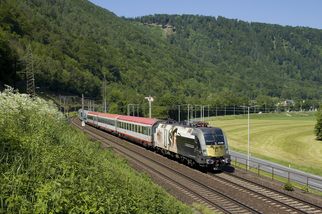 Am 3. Juni 2021 ist 470 501 mit EC 151  Emona  (Wien Hbf - Ljubljana) bei Graz-Raach unterwegs. 