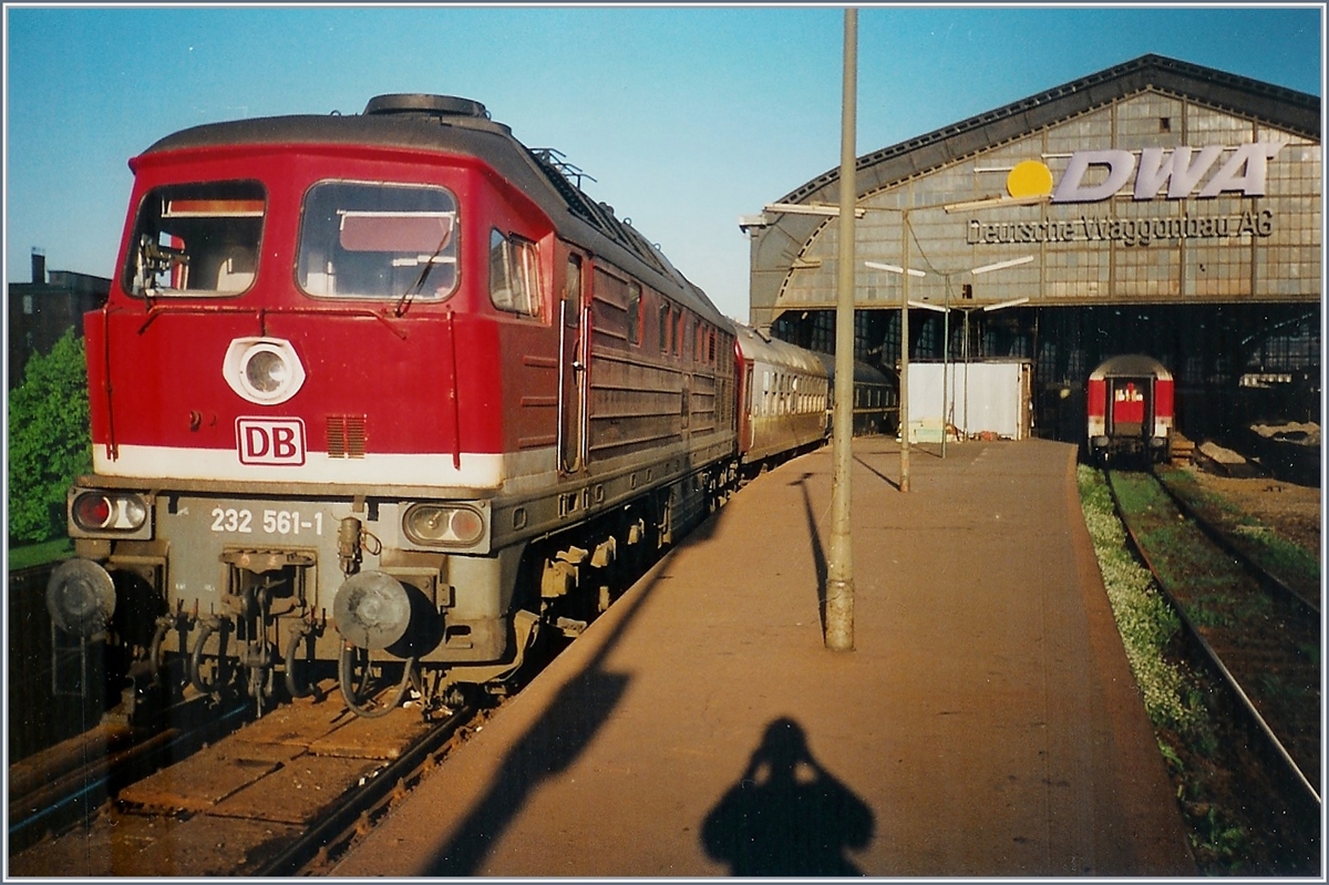 Am 3. Mai 1994 fotografierte ich die DB 232 561-1 mit einem Nachtschnellzug in Berlin Friedrichstrasse kurz vor der sanierungbedingten, vorübergehenden Einstellung des Zugsverkehrs auf der Stadtbahn. 