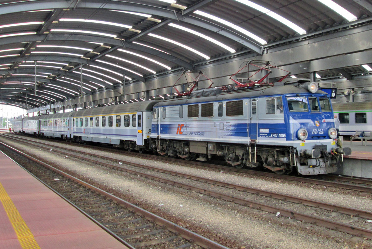 Am 3 Mai 2016 wartet EP07-1009 in Katowice mit ein IC nach Sczcecin auf das Abfahrtsignal.