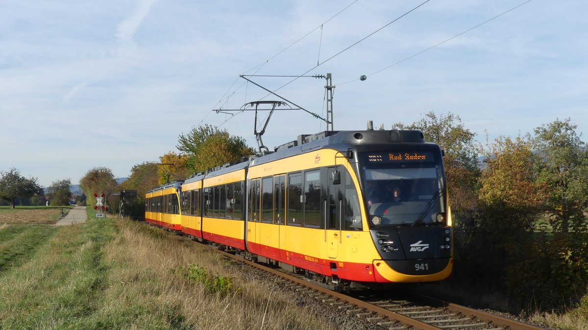 Am 3. November 2018 fanden auf der RB11 Frankfurt Höchst - Bad Soden Vorführungsfahrten mit einem AVG-Stadtbahntriebwagen statt. Damit sollte für das Projekt  Regionaltangente West , eine geplante Stadtbahnstrecke westlich von Frankfurt, geworben werden. Hier ist eine RB11 nach Frankfurt Höchst hinter Sulzbach (Taunus) zu sehen. Aufgenommen am 3.11.2018 14:49