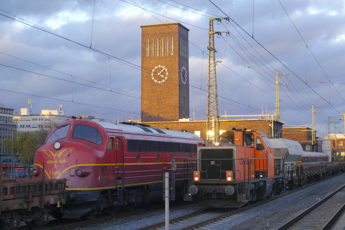 Am 3. Novemberwochenende herrschte reger Bauzugbetrieb in Düsseldorf Hbf: Links NoHAB My 1149 von Altmark Rail, rechts 214 023-4 von BBL (Düsseldorf Hbf, 20.11.16).