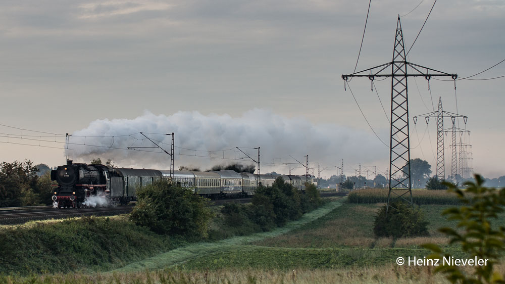 Am 3. Oktober 2015 kam der Sonderzug mit 01 150 mit mehr als einstündiger Verspätung endlich durch Beckrath. Wie ich später hörte gab es auf seiner Fahrt noch weitere Kalamitäten. Ca. zwei Stunden später habe ich ihn dann unerwartet noch einmal bei Tönisvorst gesehen