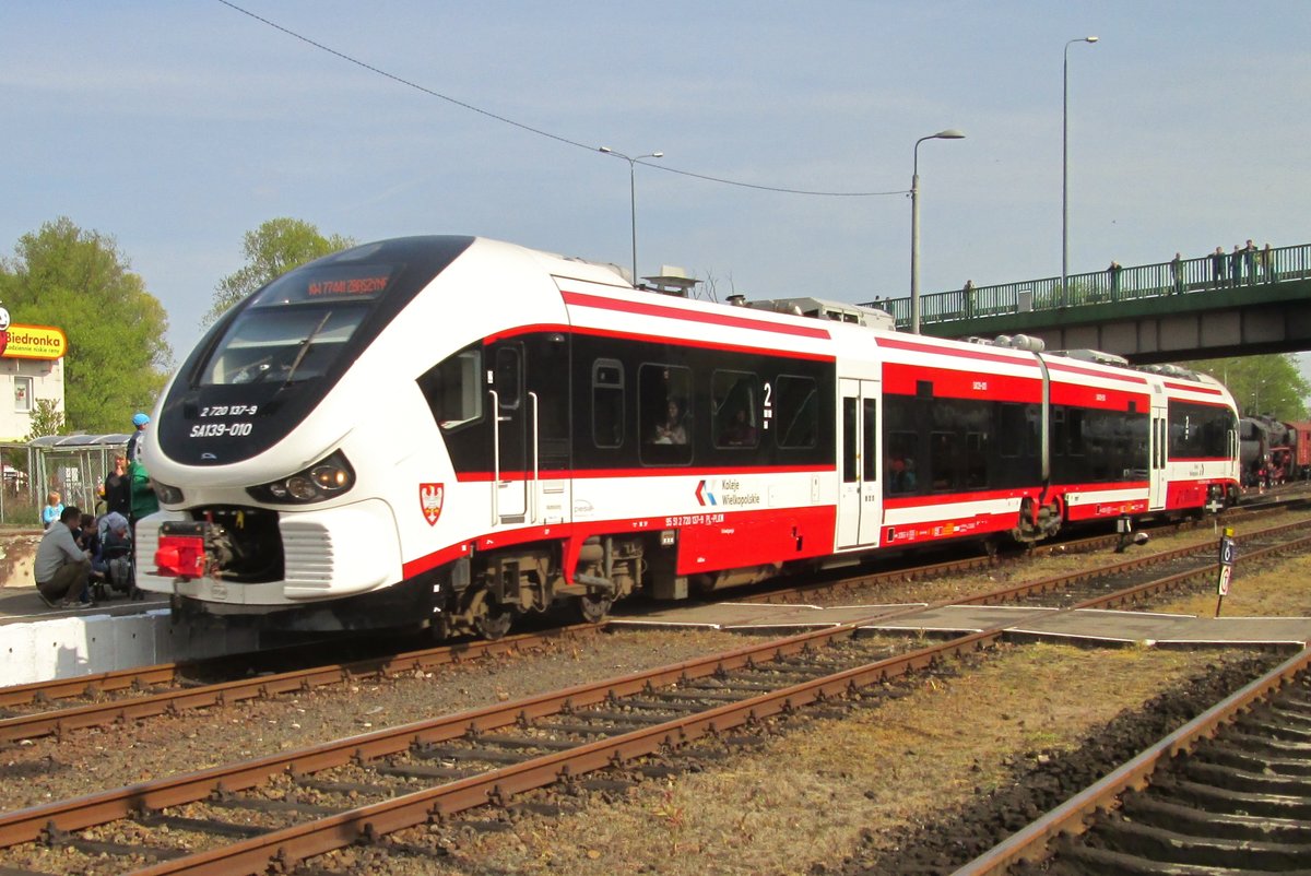 Am 30 April 2016 scheint SA 139-010 zu klein für die viele Fahrgäste in Wolsztyn -aber dann war da auch noch ein Dampflokparade...