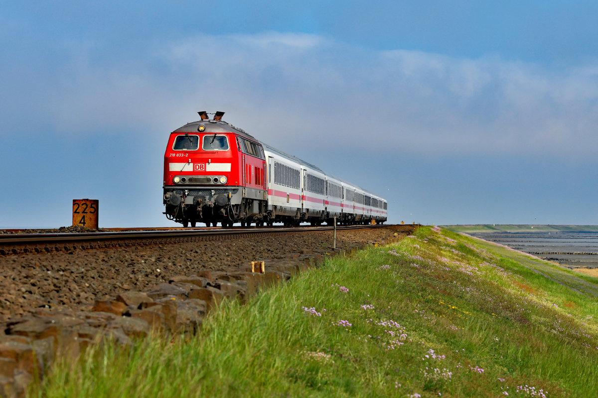Am 30. April 2019 musste 218 833 die Beförderung des IC 2072 von Dresden HBF nach Westerland alleine bewältigen. Auf dem  Hindenburgdamm machte ein kleines Fenster in der Wolkendecke diese Aufnahme gerade noch möglich. 