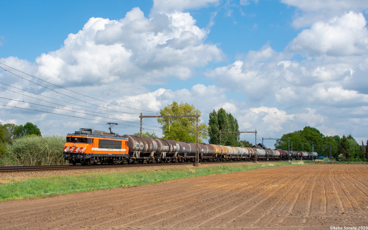 Am 30. April 2020 fuhr den 1830 (RAIL FORCE ONE) seinen ersten fahrt mit ein Kesselzug von Bad Bentheim nach IJsselmonde im neuen stickerung. Das front der Lokomotive ist beklebt nach Portugiesischen Vorbild. 