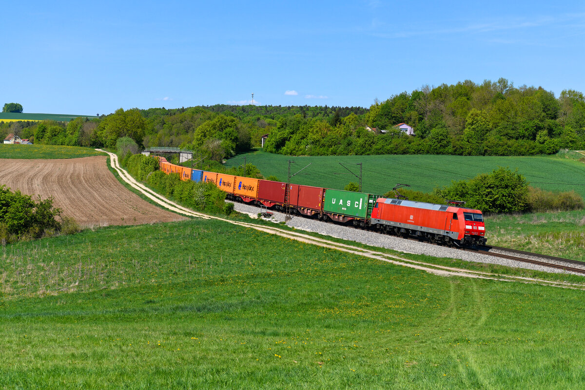 Am 30. April 2025 bespannte die 152 121 von DB Cargo den Containerzug KT 50397 von Hamburg-Waltershof nach Regensburg Ost. Bei Edlhausen hatte sie nur noch wenige Kilometer bis zum Zielbahnhof zurückzulegen. 