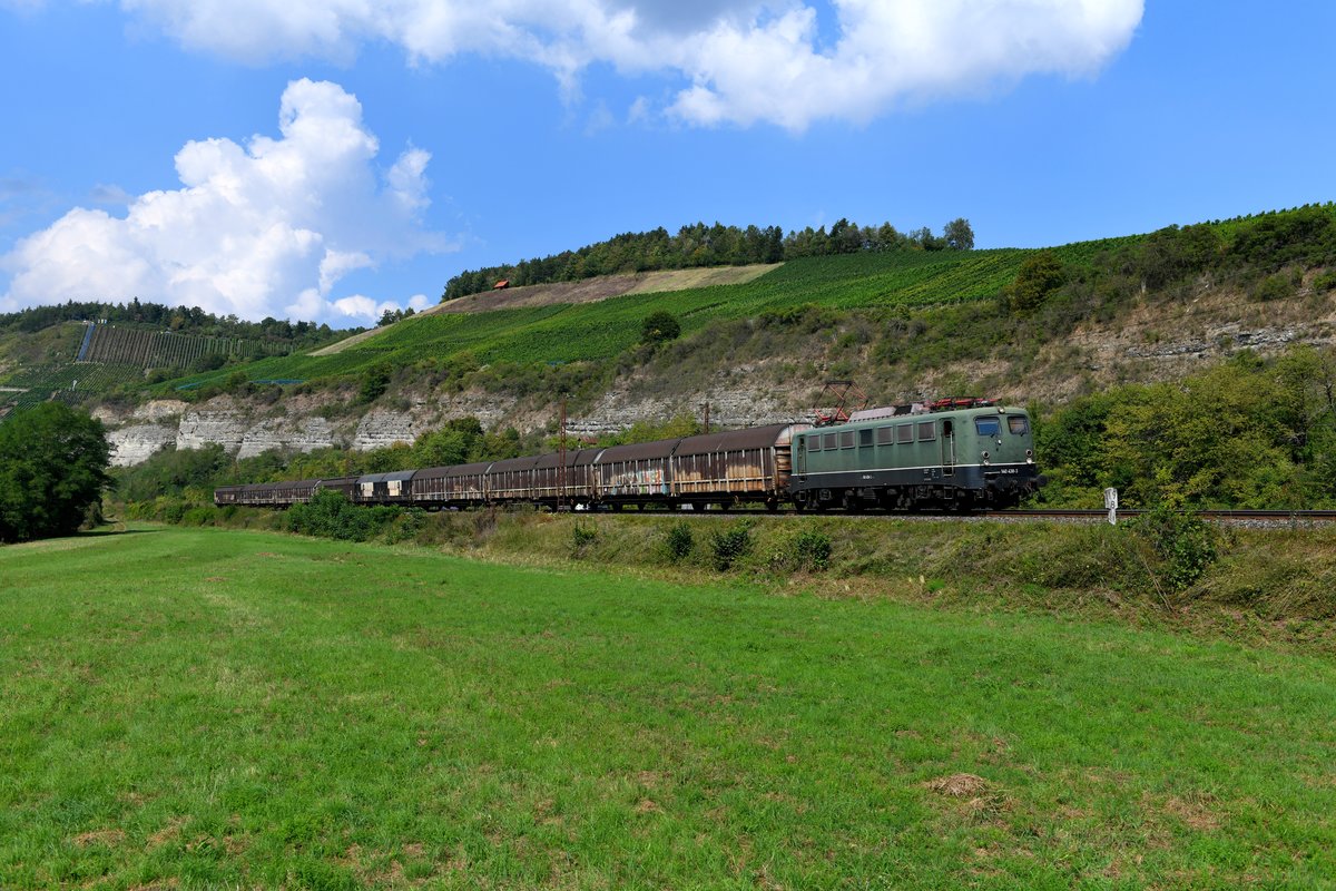Am 30. August 2019 kam der sogenannte Henkel-Zug DGS 63071 von Langenfeld nach Gunzenhausen am früheren Nachmittag durchs Maintal gefahren. Bespannt wurde die Leistung von der inzwischen etwas  patinierten  140 438 der Bayernbahn. Das äußere Erscheinungsbild des Zuges versetzt einen um 30 bis 40 Jahre zurück - zeigt allerdings auch, dass früher auch nicht alles perfekt war. Die heutigen Güterzüge sind deutlich  farbenfroher  und heben sich dementsprechend besser vom Hintergrund ab. 