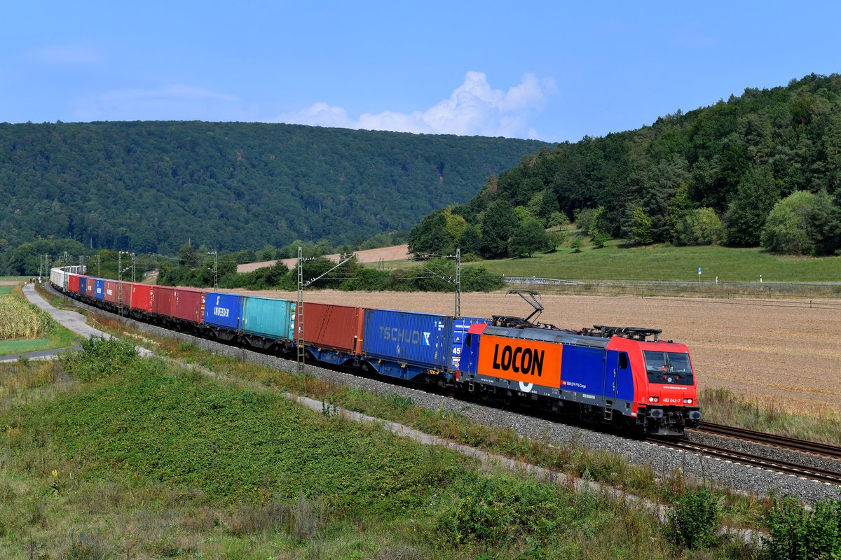 Am 30. August 2019 konnte ich den DGS 91050 von Dradenau nach Aalen Hbf bei der Staustufe Harrbach im Maintal aufnehmen. Diese Leistung wird vom EVU LOCON erbracht, das von SBB Cargo einige 482 langfristig angemietet hat. Der komplett beladene Containerzug wurde von 482 043 gezogen. 