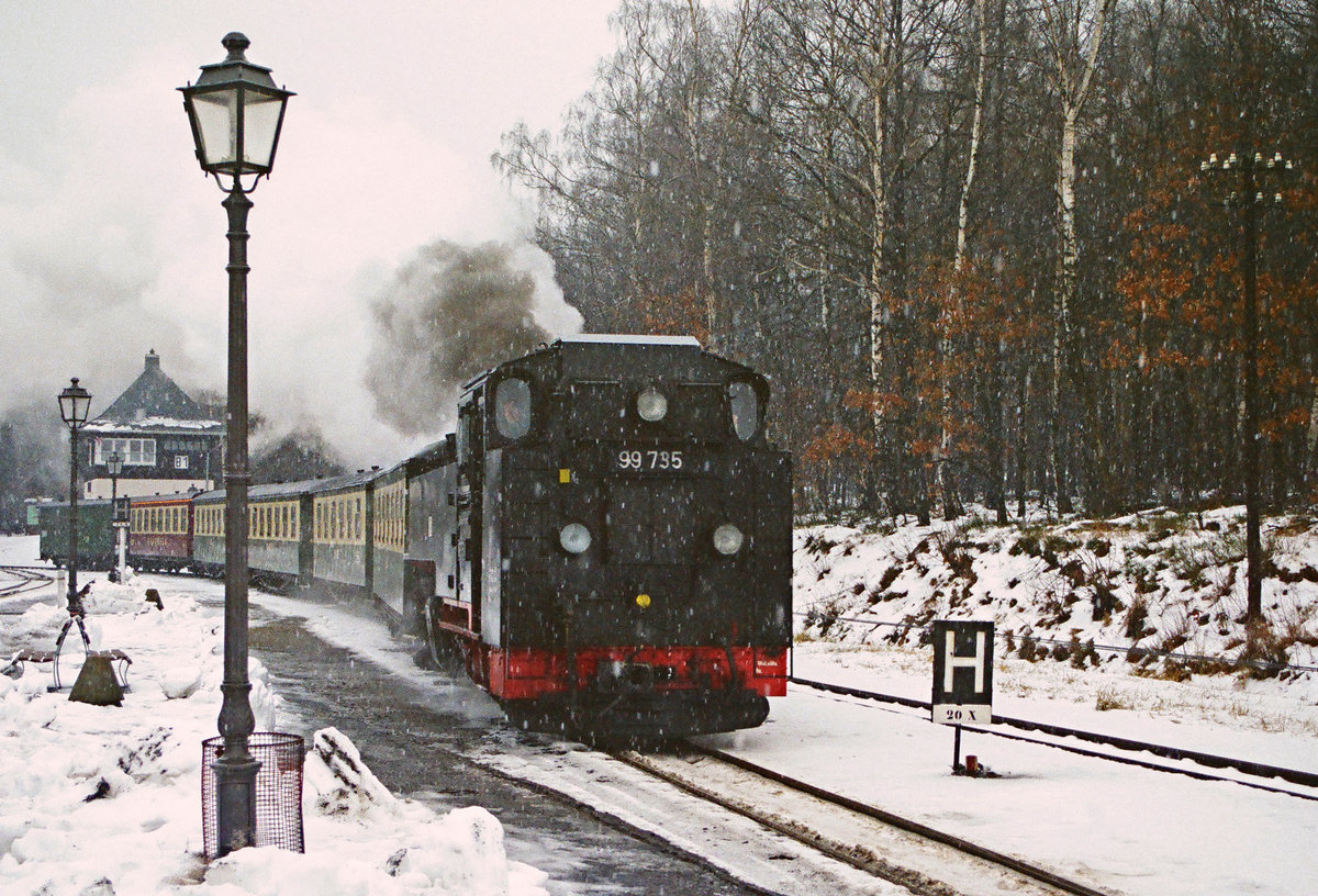 Am 30. Dezember 2002 fährt ein Zug von Kurort Oybin in den Bahnhof Bertsdorf ein.