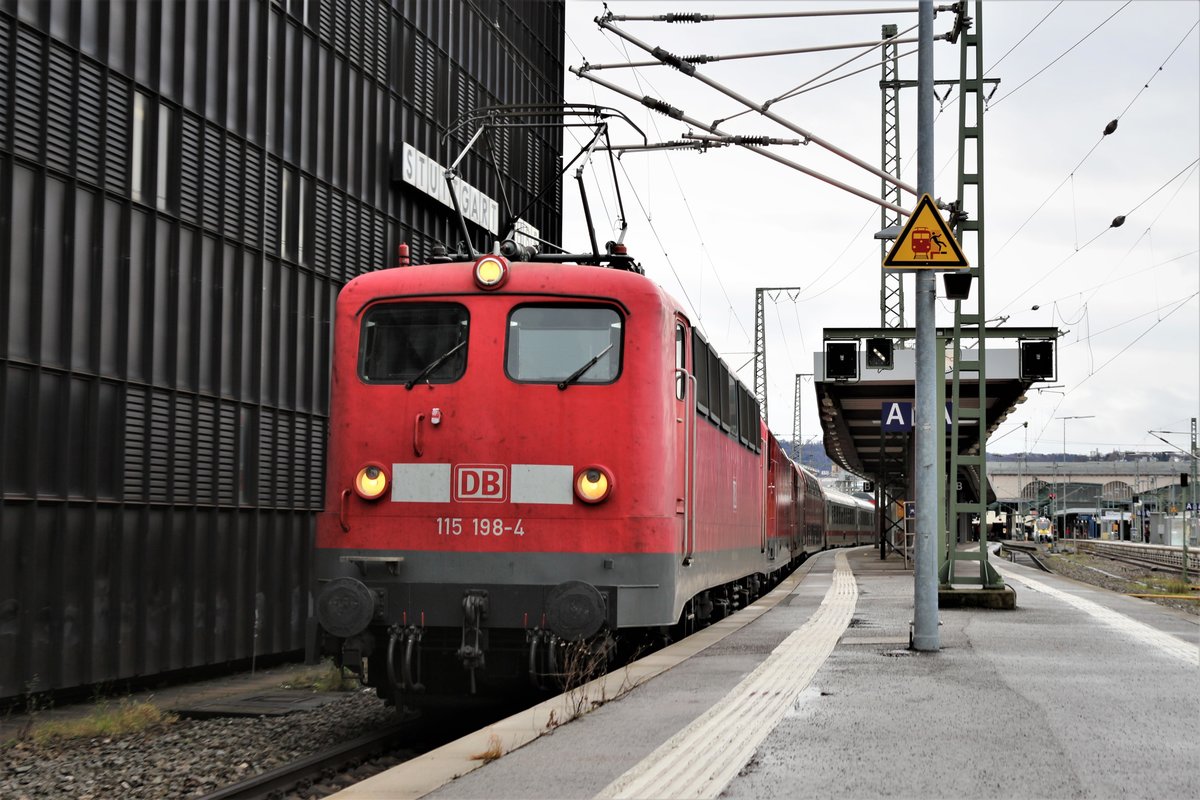 Am 30. Dezember 2017 im Hbf Stuttgart zufällig auf einer recht interessanten Komposition getroffen: DB 115 198-4 zieht die DB 120 149-0, 120 159-9 und 101 088-3 (Zugschluss) mit PbZ 2461 aus dem Hbf Stuttgart. 