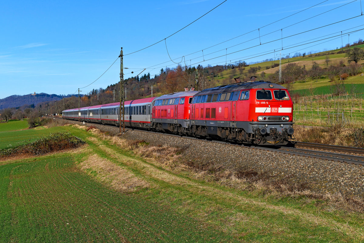 Am 30. Dezember 2019 positionierte ich mich bei Kuchen im Filstal, um den IC 119 von Stuttgart HBF nach Innsbruck aufzunehmen. Über Weihnachten und Neujahr wurde die klassische Zugverbindung über einen begrenzten Zeitraum wieder in Verkehr gesetzt, in den Monaten zuvor endete sie aufgrund der Bauarbeiten auf der Südbahn bereits in Lindau. An diesem Tag waren die 218 488 von Railsystems und die 218 824 von DB Fernverkehr zur Beförderung der ÖBB-Upgrade Fernverkehswagen eingeteilt. Im Hintergrund grüßt die Burg Staufeneck. 