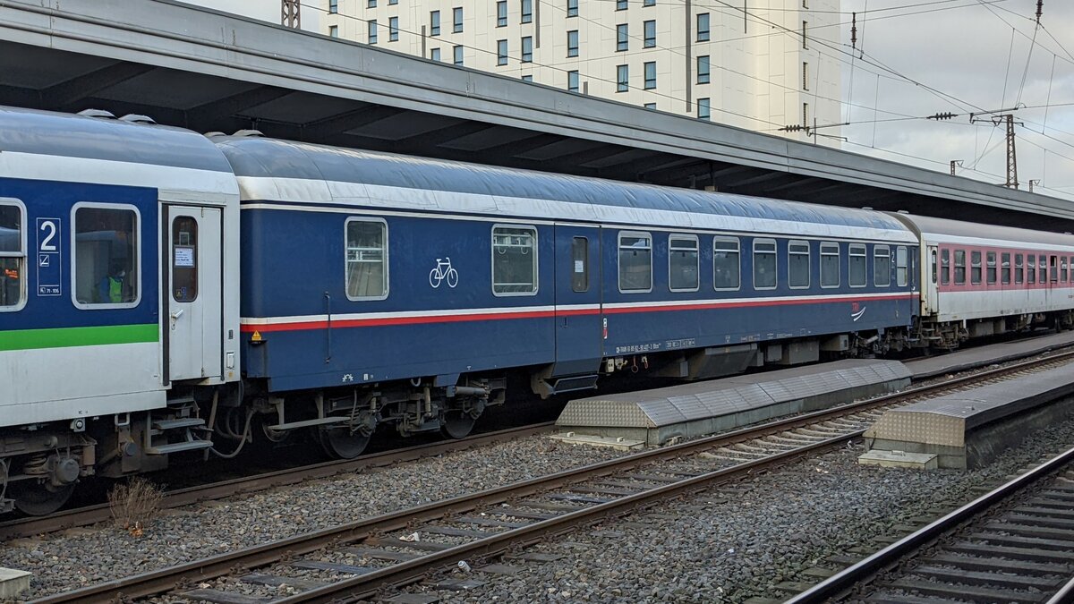 Am 30. Januar 2022 konnte CH-TRAIN 61 85 82-90 407-3 BDcm 874.1 in Essen im Rahmen des Abellio RE11 Ersatzverkehres festgehalten werden.