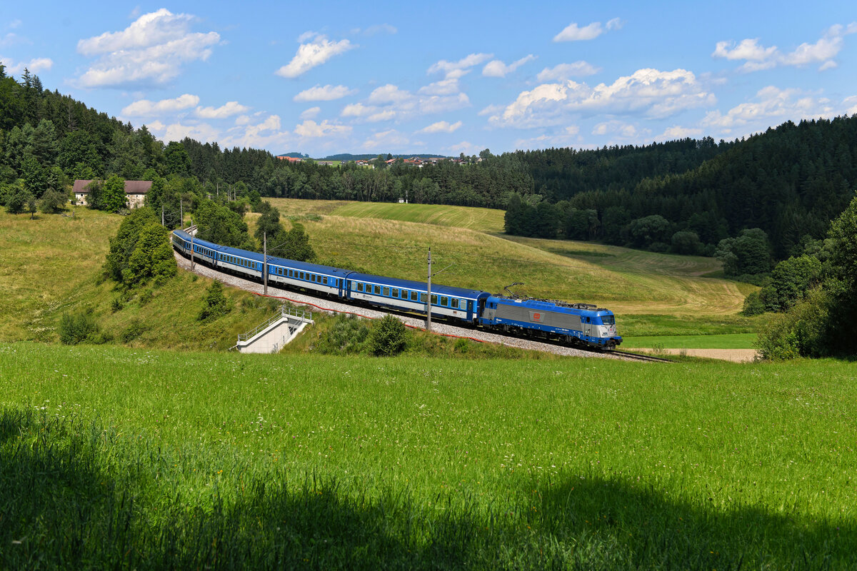 Am 30. Juli 2021 konnte ich die 380 020 vor dem EC 333  Jižní expres  auf der Fahrt von Praha-Holešovice nach Linz Hbf bei Freudenthal im oberösterreichischen Mühlviertel aufnehmen. 