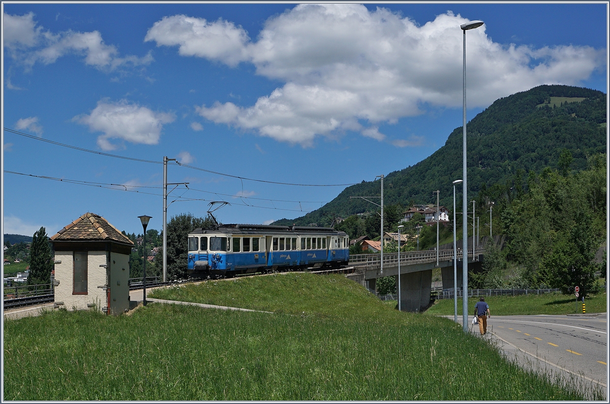 Am 30. Juni 2017 war der ABDe 8/8 4004 Fribourg im Regionalverkehr oberhalb von Montreux unterwegs und verlässt gerade den Haltepunkt Châtelard VD.
