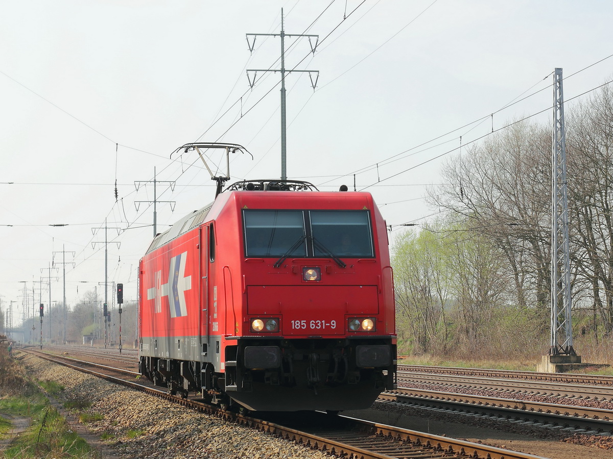 Am 30. März 2014  durchfährt HGK 185 631-9  als Leerzug  in Richtung Bahnhof Berlin Schönefeld Flughafen im Bereich eines Ausweichgleises bei Diedersdorf. 