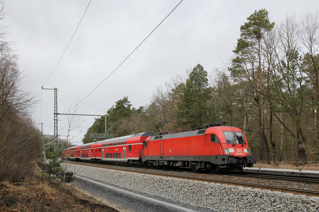 Am 30. März 2018 konnte ich im Westen von Erkner den mit 182 021 bespannten RE 1 ablichten.
