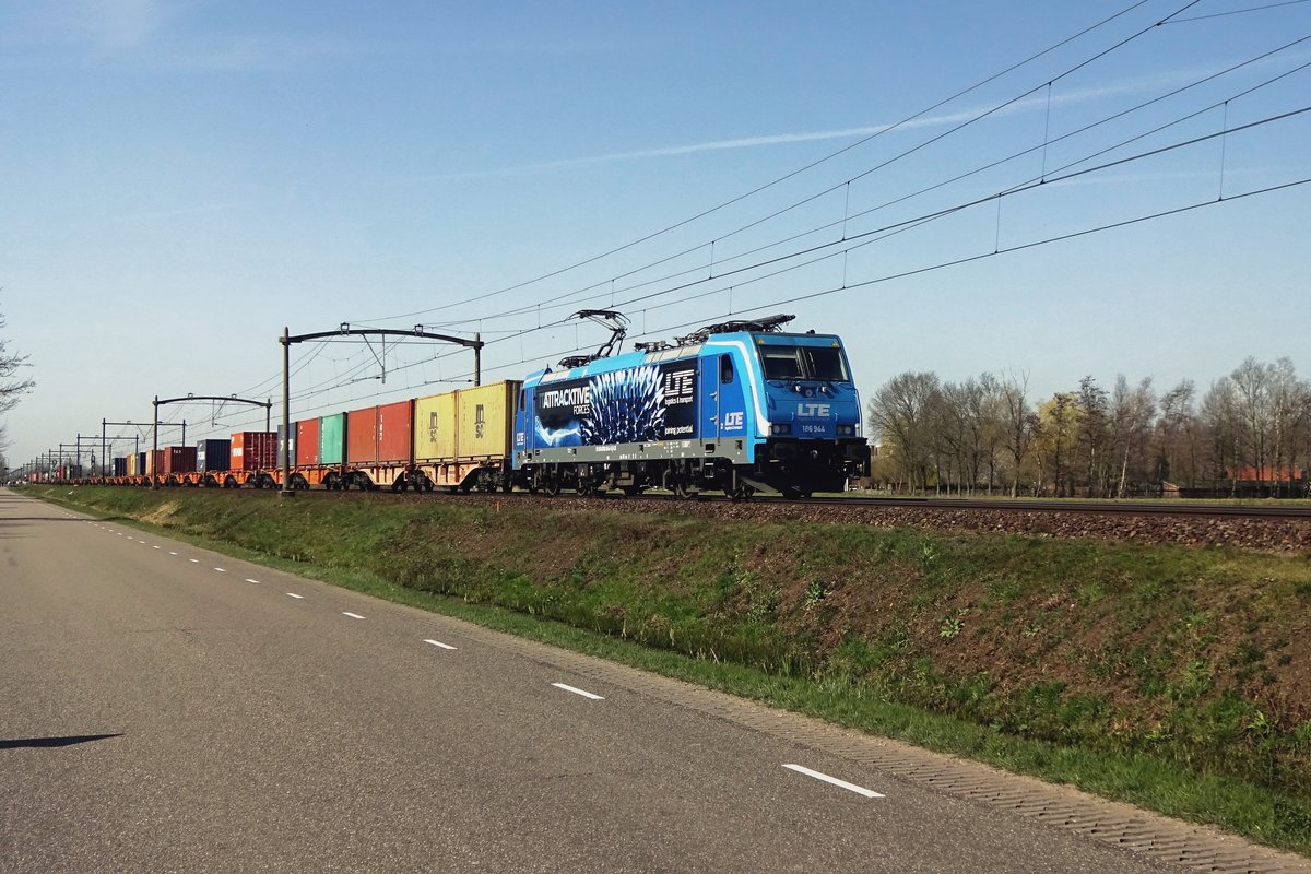 Am 30 März 2021 durchfahrt LTE 186 944 mit der Mannheim/Wörth KLV Boxtel.