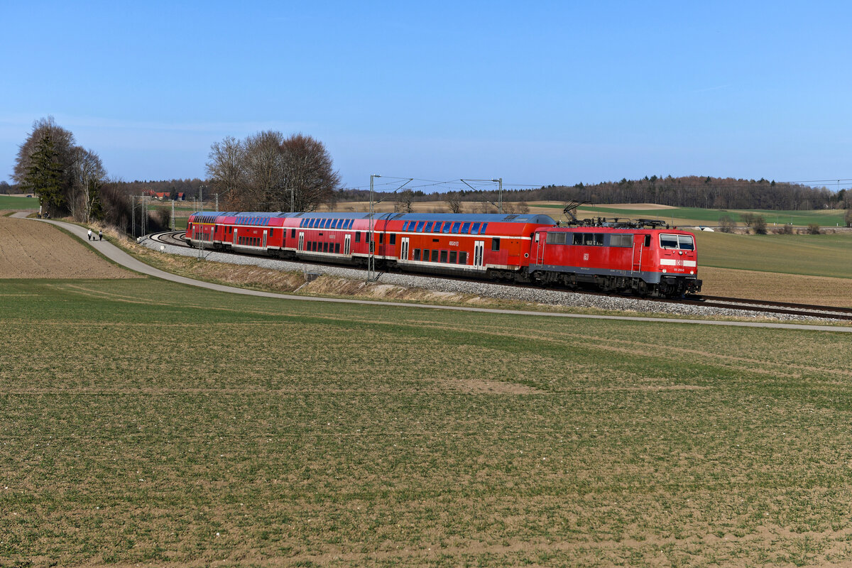 Am 30. März 2021 kam die 111 201 vor dem RE 57426 nach Memmingen zum Einsatz. Bei Kottgeisering durcheilt sie die noch vorfrühlingshaft kahle Landschaft. 
