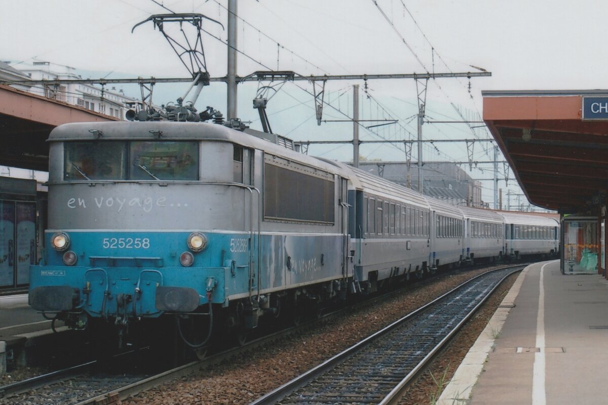 Am 30 Mai 2008 steht 25258 mit ein CoRail nach Geneve in Chambery.