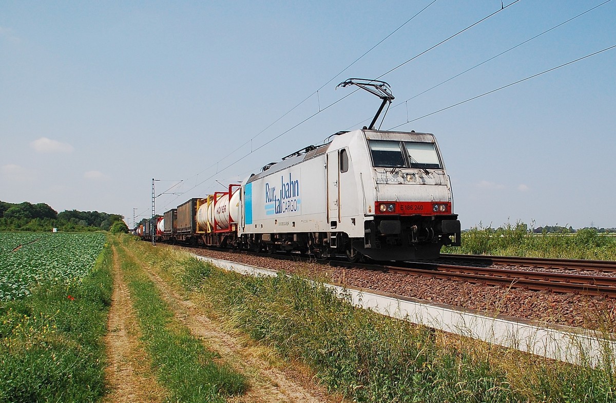 Am 30. Mai 2012 ist die Rurtalbahn 186 240 bei Gubberath abgelichtet. 