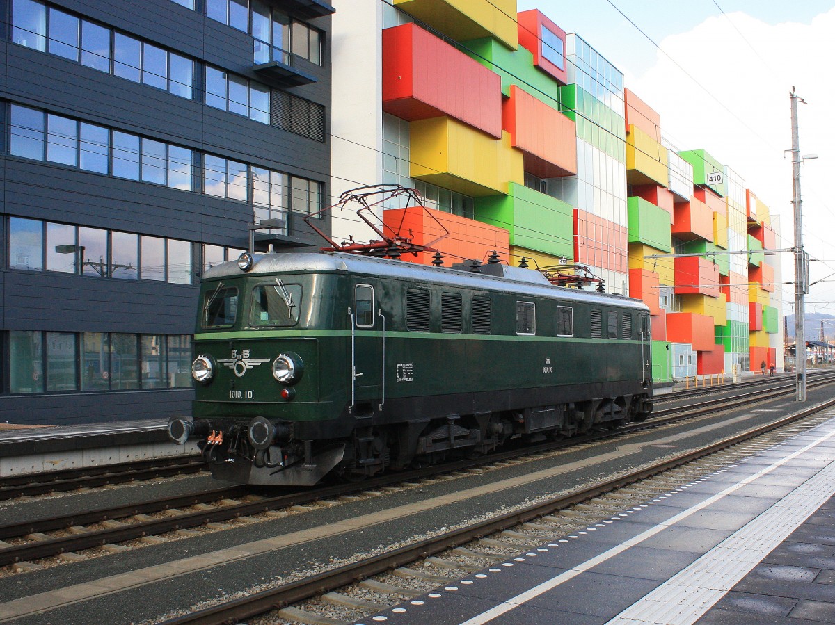 Am 30. November 2013 brachte 1010.10 einen Sonderzug von Wien nach Salzburg, hier durchfährt die Lok gerade den Salzburger Hauptbahnhof in Richtung Traktion Salzburg.