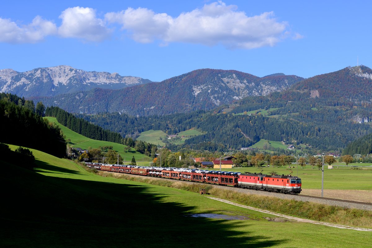 Am 30. September 2017 brachten 1144.112 und 229 den SGAG 49413 von Summerau nach Spielfeld-Straß und befuhren dabei auch die Pyhrnbahn. Zwischen Windischgarsten und Spital an der Pyhrn konnte ich den Neuwagentransport aus Tschechien aufnehmen. Die Landschaft zeigte bereis eine erste Herbstfärbung.
 
