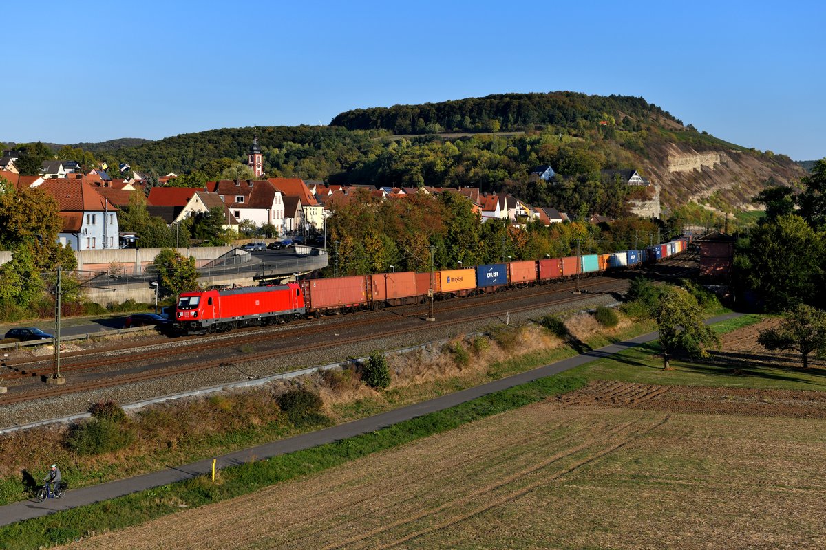 Am 30. September 2018 beförderte die 187 159 einen Containerzug durch das Maintal und konnte bei der Durchfahrt des Bahnhofs Retzbach-Zellingen dokumentiert werden. Bei der Leistung handelte es sich um den KT 50338 von Mühldorf nach Maschen Rbf. 