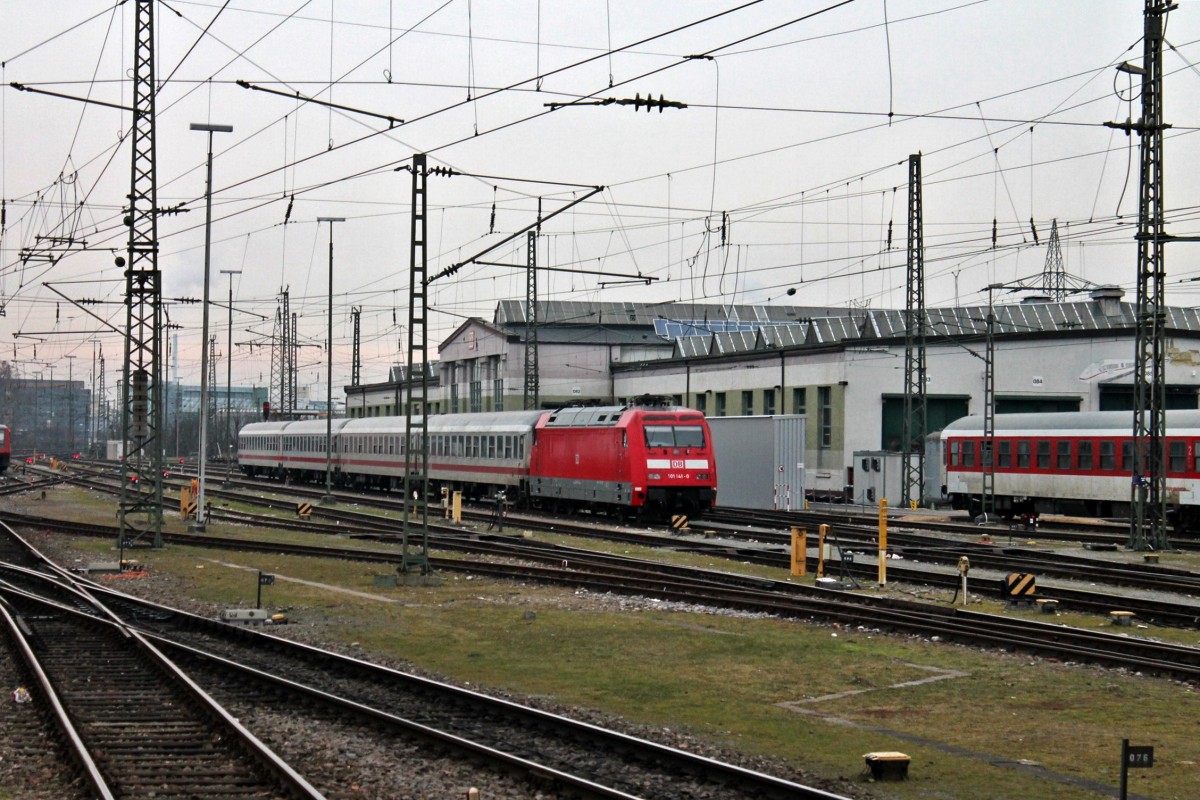 Am 30.01.2014 stand die 101 141-0 kurz nach der Ankunft aus Basel SBB vor ein paar IC-Wagen, die für die CNL 478 und 459 bestimmt sind, vor dem Wagenwerk in Basel Bad Bf und wartet auf ihren nächsten Einsatz.